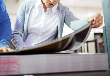 ピンホールのチェック作業と封入封緘作業